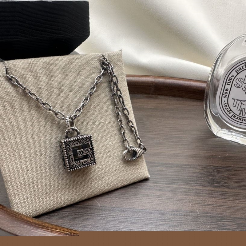 G*u*i necklaces